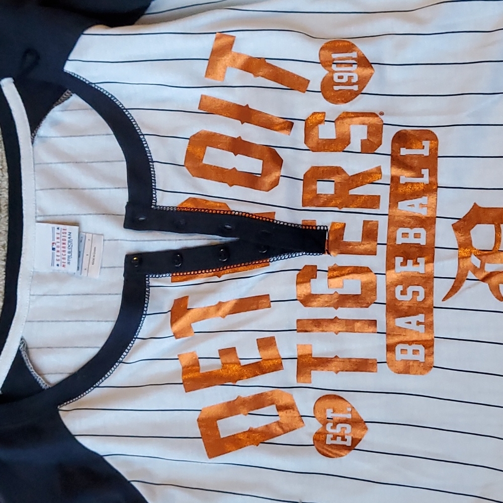 Donated...not for sale...Tigers small 3/4 sleeve shirt